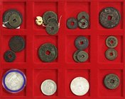 China
Lots bis 1949
Schuber mit 22 Münzen und Amuletten. U.a. Wen Zong 20 Cash, Dollar 1928 Memento, Dollar 1934, 1/2 Dollar Yunnan 1911, etc. schön...
