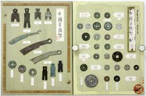China
Lots bis 1949
Sammlung Altchina, aufgefädelt auf 2 Präsentationstafeln mit deutscher und chines. Beschriftung. 36 Münzen ab den Spaten und Mes...