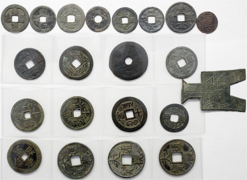China
Lots bis 1949
21 Münzen und Amulette, darunter 3 X 10 Cash des Hui Zong,...