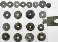 China
Lots bis 1949
21 Münzen und Amulette, darunter 3 X 10 Cash des Hui Zong, 3 X 10 Cash des Wen Zong, Shou tong ri yue - Amulett ("ein Leben so g...