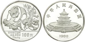 China
Volksrepublik, seit 1949
100 Yuan 12 Unzen Silbermünze 1989. Panda mit 2 Jungtieren. In Holzschatulle mit Zertifikat, (ohne Kapsel) Polierte P...