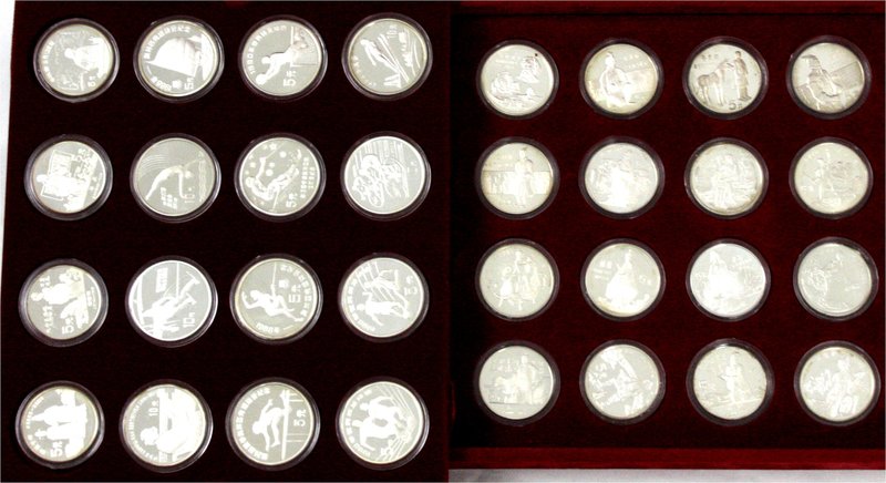 China
Lots der Volksrepublik China
Sammelschatulle mit 32 Gedenksilbermünzen. ...