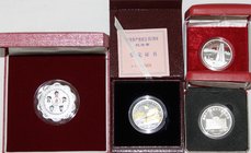 China
Lots der Volksrepublik China
4 moderne Medaillen in Originaletuis mit Zertifikaten: 1997 Denkmal (1 Unze Silber), 1999 (1 Unze Silber), 2001 (...