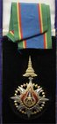 Thailand
Orden und Ehrenzeichen
Orden der Krone von Thailand. Komturkreuz 1. Klasse mit Band im Etui. (Verschluß des Etuis defekt) vorzüglich, sehr ...