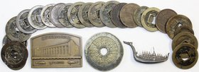 Lots Asien allgemein
25 Stücke: 22 alte Münzen von China und Korea, ein chin. Amulett, eine Plakette, Silberbrosche Thailand. schön bis vorzüglich...