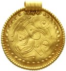 Schweden
Vendelzeit, ca. 550-800
Gold-Brakteat (Schmuckstück) mit originaler Öse. Stilisierte Kriegerdarstellung (?). 31 mm; 5,21 g. Vgl. Montelius,...