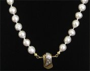 Colliers und Halsketten
Perlencollier, Verschluss Gelbgold/Weißgold 585 mit 5 kleinen Brillanten. 46 Perlen im Durchmesser je ca. 7 mm. Länge 44 cm; ...