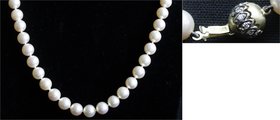 Colliers und Halsketten
Perlencollier aus 54 Perlen (je ca. 7 mm). Länge 43 cm. Verschluss Gelbgold 585 mit 12 kl. Brillanten.