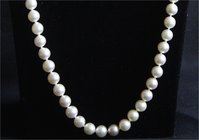 Colliers und Halsketten
Perlencollier aus 79 Perlen (je ca. 7 mm). Länge 62 cm. Verschluss Gelbgold 585.