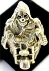 Fingerringe
Biker-Fingerring Gelbgold 585, signiert G & S 1986, USA. Ringgröße 24. 42,52 g. Abmessungen des bikenden Sensenmanns (der an das "Sons of...