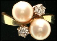 Fingerringe
Damenring Gelbgold 585 mit 2 großen Brillanten, zusammen 0,45 ct. und 2 Perlen. Ringgröße 17. 7,48 g.