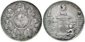 Augsburg-Stadt
Silbermedaille 1690 von P. H. Müller. Krönung Josephs zum römischen König. Brb. des Kaisers Leopold und Kaiserin in Medaillonform/Büst...