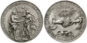 Augsburg-Stadt
Silbergussmedaille o.J.(um 1700) unsigniert, von P.H. Müller. Brautpaar am Weinstock/2 Hände aus Wolken halten Herz, darunter Turtelta...
