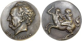 Erotik
Große Bronzegussmedaille o.J.(1924) von Benno Elkan nach David d' Angers. Kopf Goethe l./unbekleidete Dame (Deianira) sitzt auf einem Kentaure...