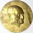 Numismatik
Einseitige, vergoldete Bronzegussmedaille 1936 von Guido Weber, München. Zum 75. Geburtstag des Graveurs Gustav Deschler (1861-1942), Grün...