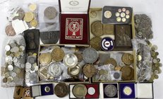 Sammlungen allgemein
alle Welt
Großer Posten Medaillen, Plaketten, Marken und Zeichen im Karton. Vereinzelt Münzen, aber auch Repliken. Thematik u.a...