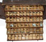 Sammlungen allgemein
alle Welt
Alter hölzerner Münzschrank mit 14 Schubern. Sammlung von ca. 940 Münzen aus aller Welt, vom 18. Jh. bis in die 1940e...