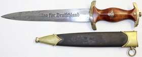 Blankwaffen
Deutschland
Drittes Reich: SA-Marine-Dienstdolch, Hersteller Gebrüder Heller in Schmalkalden. In Scheide. Länge 36 cm. Kratzer auf Parie...