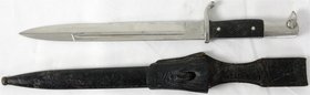Blankwaffen
Deutschland
Seitengewehr in Scheide mit Koppelschuh. Hersteller WKC, Solingen. Länge 40 cm.