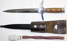 Blankwaffen
Schweiz
Offiziersdolch in Scheide mit Portepaie und Koppelschuh (AD. Mülhauser Chapelle 64). Gesamtlänge 37,5 cm.