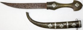 Blankwaffen
Jemen
Geschenkdolch, sogen. "Jambiya" in verzierter Scheide. Messing mit Silberintarsien, Klinge Eisen. Länge ca. 38 cm. einige Lötrepar...