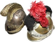 Uniformen und Uniformteile
2 französische Paradehelme der Artillerie. Der eine noch mit intaktem Zierrat (inklusive roter Hupette), der andere leicht...