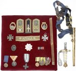 Lots
Drittes Reich: Marine-Nachlass, bestehend aus Marine-Offizierdolch (Klinge abgebrochen), Hersteller Eickhorn, in Scheide mit Portepaie, Gehänge ...