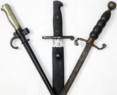 Lots
3 Blankwaffen: französ. Seitengewehr in Scheide (sitzt fest), span. Seitengewehr Toledo in Scheide (sitzt fest) und unbestimmte Blankwaffe (wohl...