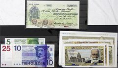 Lots
Ausland
13 Scheine: dabei 3 X Niederlande (5, 10, 25 Gulden), 10 X Frankreich, u.a. 500 Francs 1941, 1000 Francs 1942, etc. Bitte besichtigen. ...