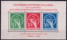 Deutschland
Berlin
Währungsgeschädigten-Block 1949. Mit den Abarten 68 I. und 70 I, Falzreste im Oberrand, Marken Postfrisch. Michel 1000,- Euro. *,...
