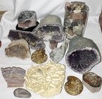 Mineralien und Fossilien
Großer Posten Mineralien und Fossilien. 13 größere und unzählige kleinere Fragmente. Darunter 3 große Amethyst-Drusen, 1 Pyr...