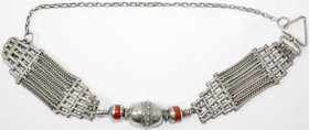 Schmuck
Ketten und Anhänger
Brautschmuck-Halsband aus dem Oman. Silber mit zwei eingearbeiteten Carneol-Perlen. Länge 35 cm; 211,67 g.