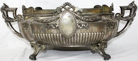 Silber
Große Silberschale mit 2 Handhaben, Silber 800, gemarkt Kelch (= Otto Wolter, Schwäbisch Gmünd). Nach 1884. 52 X 27 X 20 cm; ca. 1,9 Kilo (gew...
