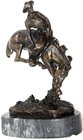Skulpturen und Plastiken
Bronzefigur eines Cowboys zu Pferd beim Zuritt. Guss von A.S.B. nach Frederic Remington (1861-1909). Auf Marmorsockel. Gesam...