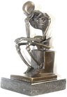 Skulpturen und Plastiken
Bronzeskulptur "Denkerskelett" auf Marmorsockel. Signiert Milo. Gesamthöhe 15,5 cm. Die Signatur bezieht sich auf den portug...