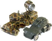 Spielzeug
Sonstiges Blechspielzeug
2 Stück: Tippco Panzer-Spähwagen (Vorkriegsfertigung, unsachgemäß restauriert und lackiert), Tippco Scheinwerferw...