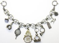 Uhren
Taschenuhren
Silberne Uhrenkette mit 9 Anhängseln, u.a. Silber-Petschaft mit Sphinx und GWP-Wappen, Glas-Petschaft (doppelseitig) Merkur mit A...
