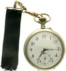 Uhren
Taschenuhren
Herrentaschenuhr "open face" ab 1912. Hersteller Temok (Böckelmann, Bielefeld). Nickelgehäuse. 47 mm. Mit Rest eines Uhrenzipfels...