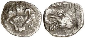 (390-380 a.C.). Bósforo Cimerio Pantikapaion. Dióbolo. (S. 1691 var) (CNG. VII, 69). 1,20 g. Rarísima. MBC+.
