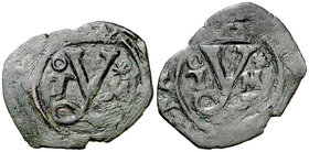 Reyes Católicos. Toledo. 1 blanca. (Cal. tipo 286, falta var) (Seb. 831). 0,80 g. Anverso y reverso con la inicial de la reina. Muy rara. BC+.