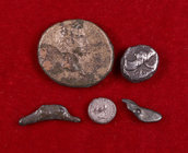 Lote de 5 monedas griegas, dos en plata y tres en bronce, dos en forma de delfín. BC+/MBC.