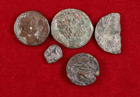 Lote formado por: 1 bronce griego de Pantikapaion (resellado), 1 pequeño bronce de la Galia, 1 as de Neronken (partido para circular como Semis), 1 as...