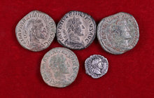 Lote formado por 3 sestercios de Maximino I, 1 sestercio de Filipo I y 1 denario de Antonino pío. Total 5 monedas. A examinar. MBC-/MBC.