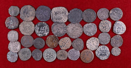 Lote de 33 cobres españoles, la mayoría de época medieval, incluye 2 vellones medievales europeos. Total 35 monedas. A examinar. BC/MBC+.