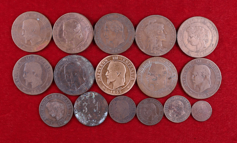 Francia. Lote de 16 monedas de cobre, 2º imperio y V República, una con contrama...