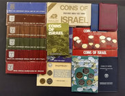 1965 a 1988. Israel. Lote de 13 expositores y 3 carteritas oficiales con monedas de distintos valores y metales. A examinar. S/C.
