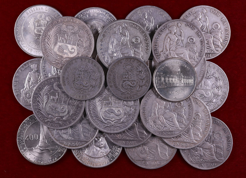 Perú. Lote de 37 monedas en plata, excepto tres, todas tamaño duro. AG. A examin...