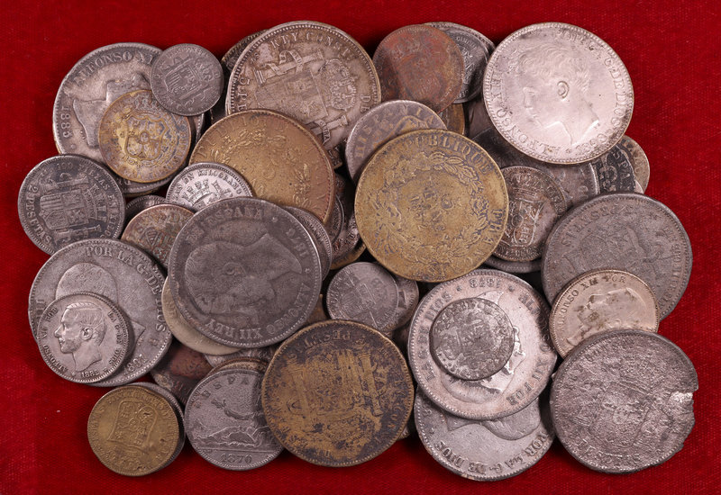 Lote de 56 monedas falsas de época de diversos países, incluyendo España. A exam...