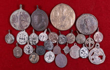 Lote de 26 medallas religiosas, la mayoría del s. XVII. A examinar. BC/MBC+.