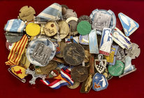 Lote de 69 medallitas, condecoraciones, pins, fichas, etc, la mayoría religiosas. A examinar. BC/EBC.